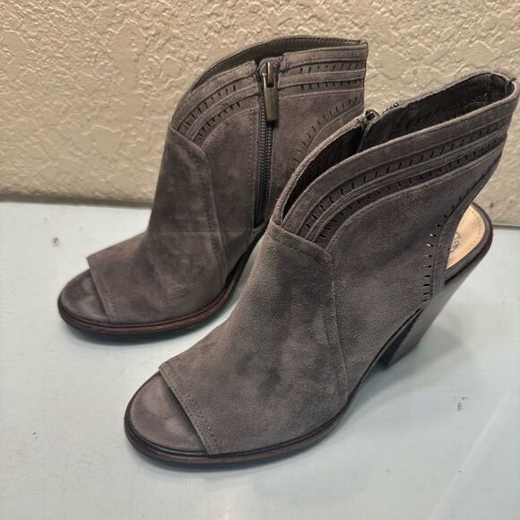 Vince Camuto Size 6.5 Gray Suede Block Heel Cut Out Peep Toe Shoes - Picture 1 of 11